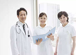 诊疗期间，医务翻译全程陪同接送