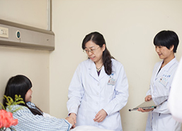 资深医务翻译全程一对一服务，与医生轻松交流