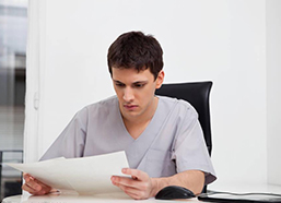 将检查报告呈送给泰国资深生殖医生做初步评估